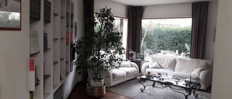 TV a schermo piatto 24 pollici con canali digitali, TV