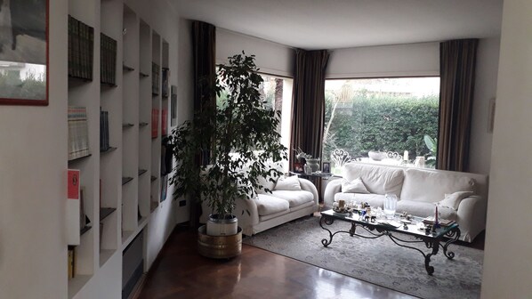 Télévision à écran plat de 24 pouces avec chaînes numériques, télévision