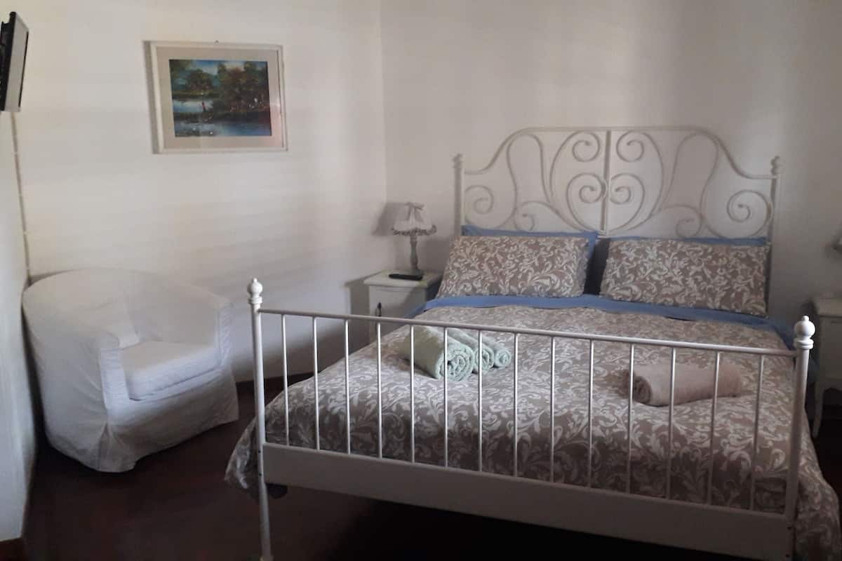 Habitación doble romántica, 1 cama matrimonial, baño privado, vista al jardín (Rossana) | 1 habitación, muebles diferentes, wifi gratis y ropa de cama