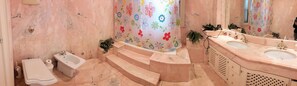 Familien-Vierbettzimmer (Max) | Badezimmer