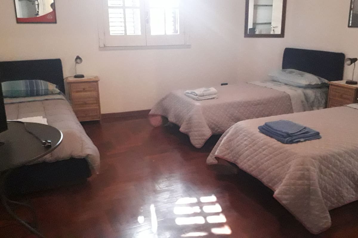 Habitación triple económica, varias camas | 1 habitación, muebles diferentes, wifi gratis y ropa de cama