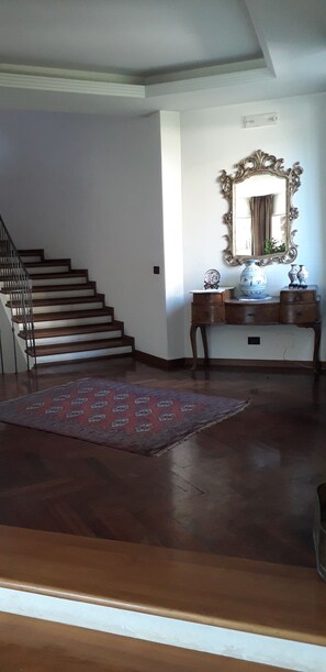 Télévision à écran plat de 24 pouces avec chaînes numériques, télévision