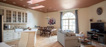 NEW* Sammy's Place! Clean, Comfy, Stylish & Peaceful - Entire East End Townhouse