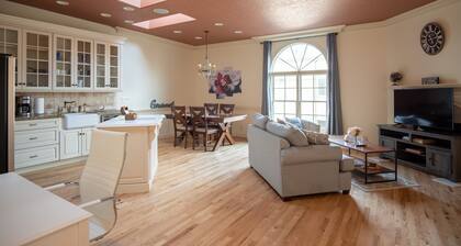 Bright & Peaceful EastEnd Townhome w / private Terrasse / Balkon ~ 1 Meile von der Innenstadt entfernt