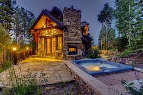 Ski Hi Lodge: Hot Tub, True Ski-in/out, Shuttle Service, One Ski Hill Access