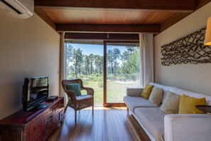 Bungalow, 1 soverom | Oppholdsrom | Flatskjerm-TV