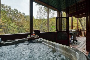 Outdoor spa tub - Your Family Retreat in The Great Smoky Mountains. (Sevierville)