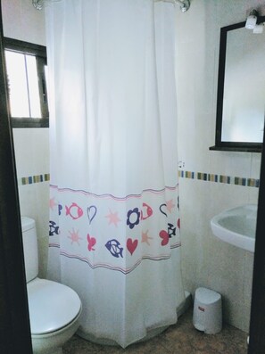 Deep soaking tub, towels - Pensión Cuadrado (Seron)