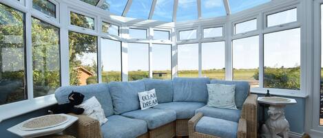 LCD-TV, DVD-spiller, bordtennis og bøker