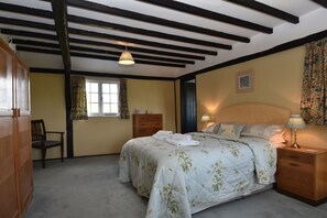 5 dormitoris, planxa i posts de planxar i un bressol de viatge 