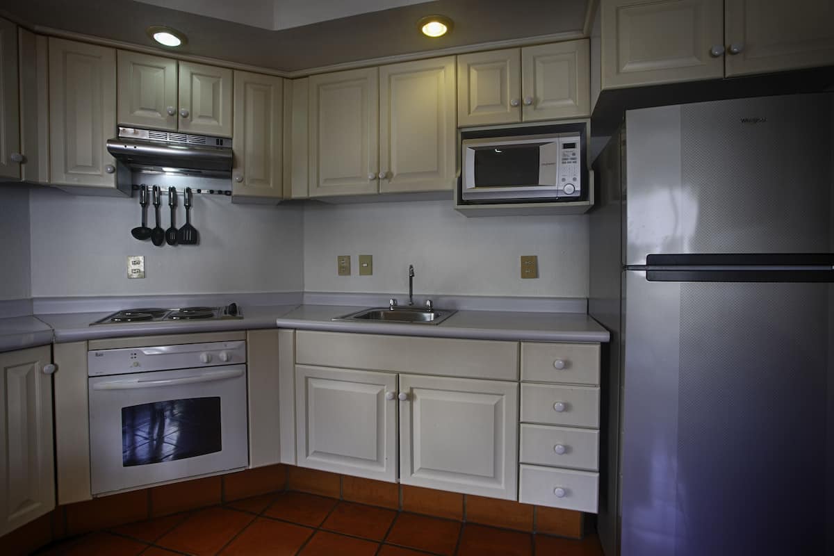 full-sized fridge, microwave, oven, stovetop