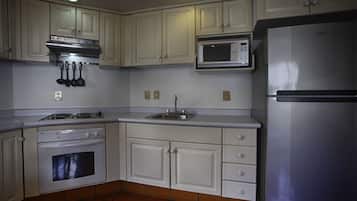 Full-size fridge, microwave, oven, stovetop