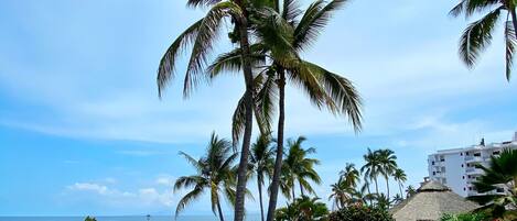 Außenpool, Sonnenschirme, Liegestühle