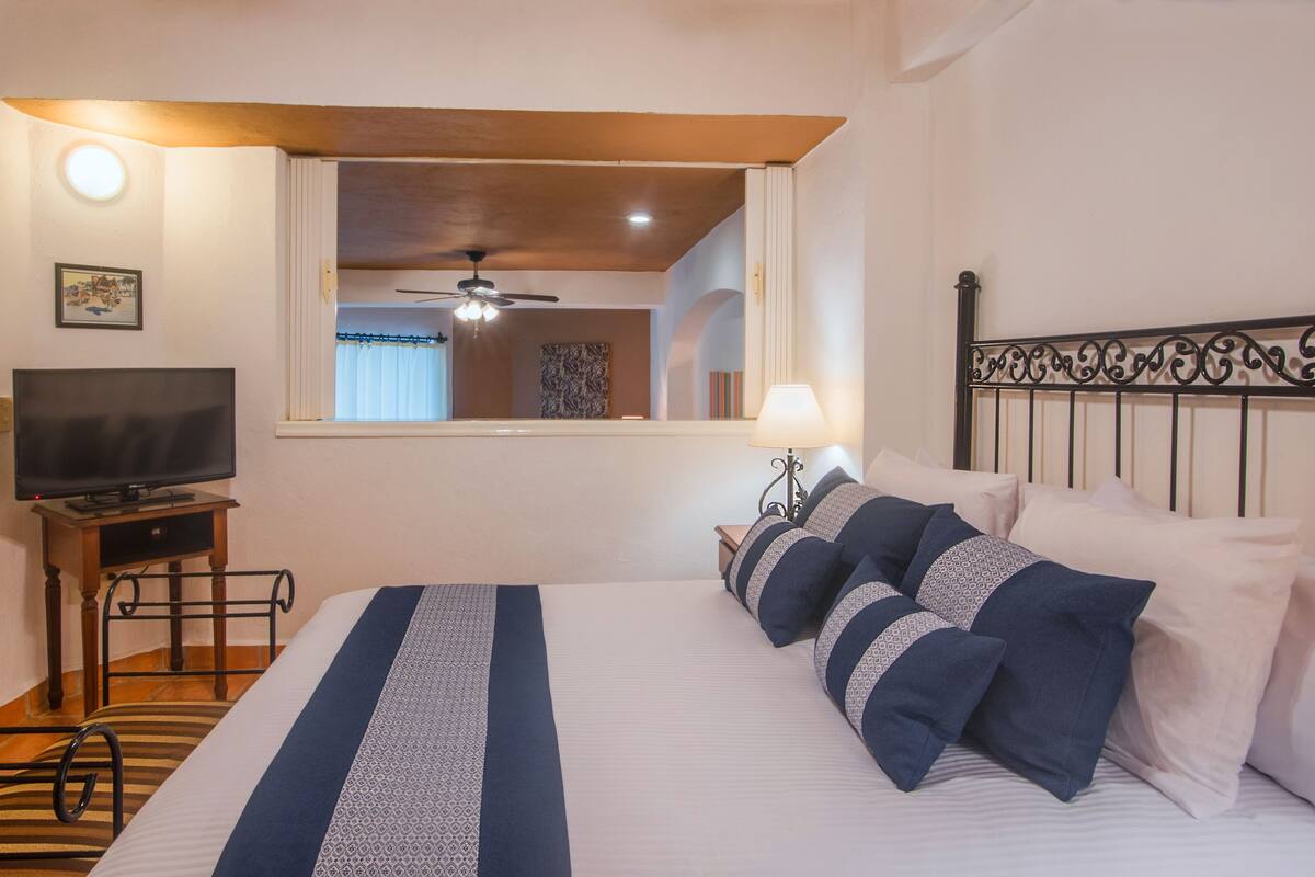 Premium bedding, in-room safe, blackout curtains, free WiFi