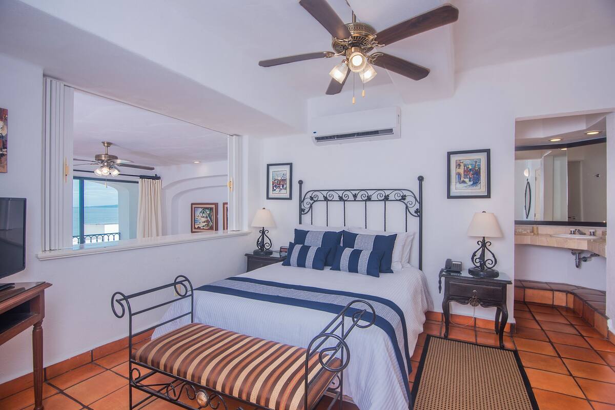 Premium bedding, in-room safe, blackout curtains, free WiFi