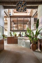 Una cocina amplia con vigas de madera, una isla central y una lámpara colgante.