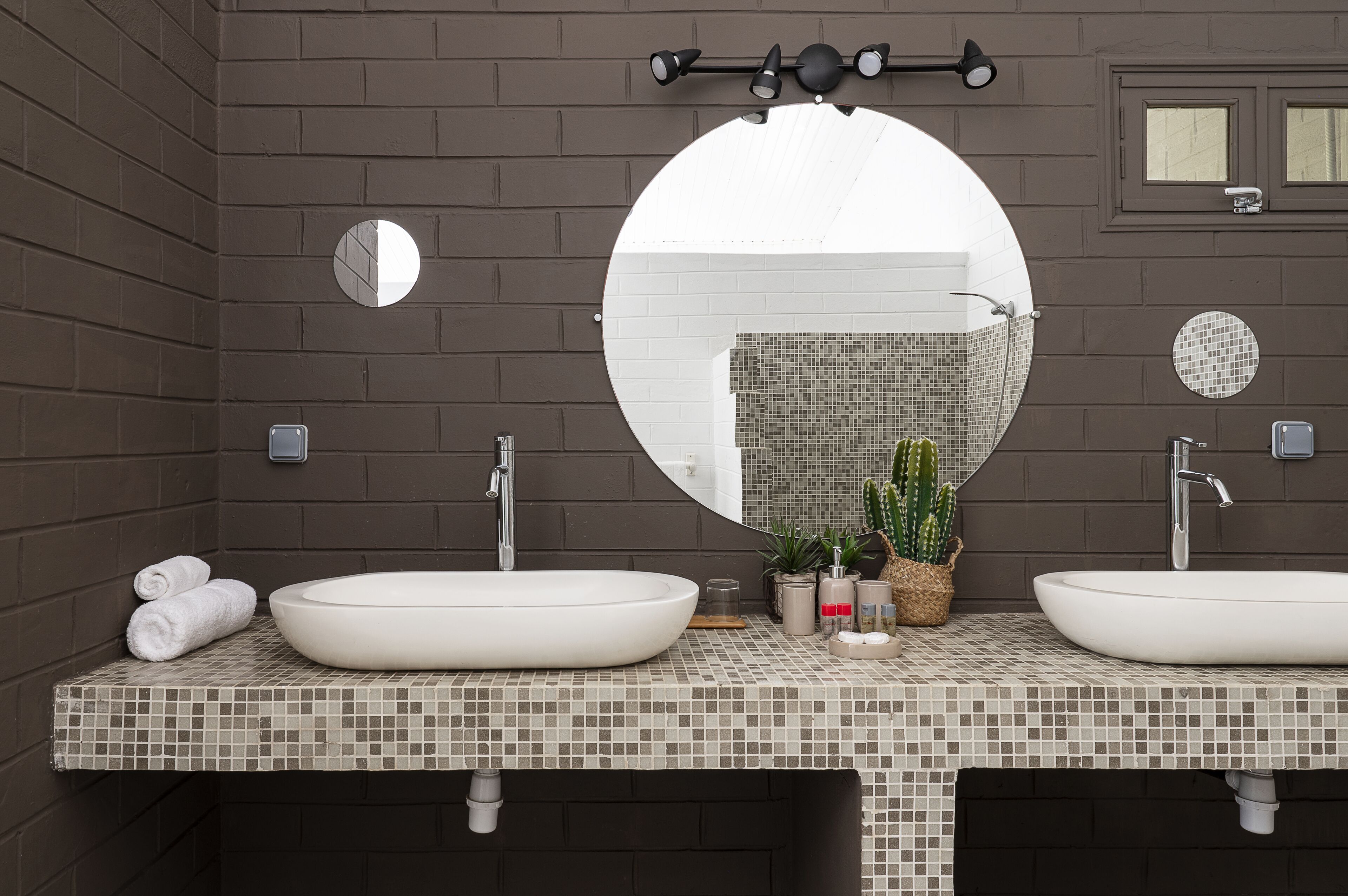 deluxe double room, river view | bathroom | towels, toilet paper