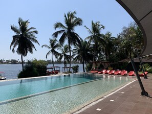 2 outdoor pools, pool umbrellas, sun loungers - Coucoué Lodge (Assinie)