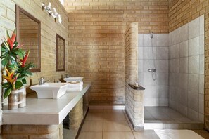 Comfort-Vierbettzimmer, Strandblick, StrandnÀhe | Badezimmer