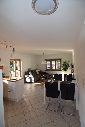 Smart-TV, DVD-Player, Bücher, Musikbibliothek