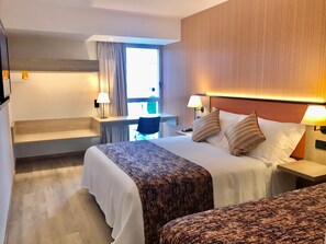 Standard Triple Room | Desk, blackout drapes, soundproofing, iron/ironing board - Hotel 3K Porto Aeroporto (Maia)
