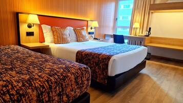 Habitación triple estándar | Escritorio, cortinas blackout y insonorización