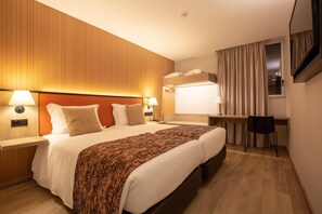 Standard Twin Room | Desk, blackout drapes, soundproofing, iron/ironing board - Hotel 3K Porto Aeroporto (Maia)