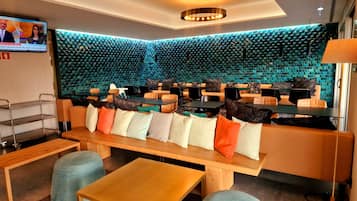 Café da manhã com buffet todos os dias (EUR 12.50 por pessoa)