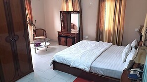 Deluxe Room | Minibar, desk, iron/ironing board, free WiFi