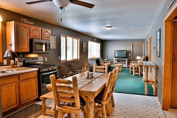 Fridge, microwave, oven, dishwasher - Jane's Bay Retreat on Lake Namakagon (Cable)