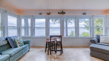 TV, fireplace, DVD player, books