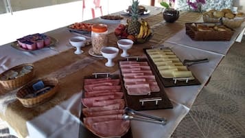 Café da manhã com buffet grátis todos os dias