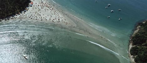 Perto da praia, areia branca