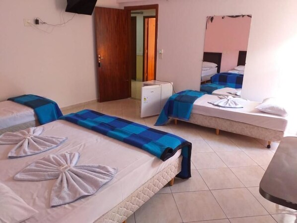 Quadruple Room | Minibar, free WiFi, bed sheets - Hotel Sol do Pernambuco (Guarujá)