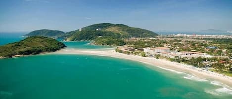 Una playa cerca, arena blanca