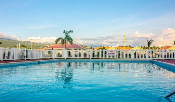 Piscina all'aperto, cabine incluse nel prezzo