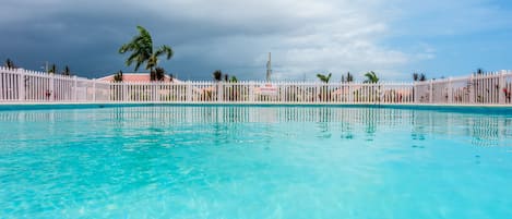 Una piscina al aire libre, camas de piscina gratis