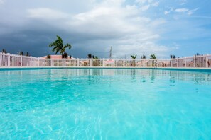 Outdoor pool, free pool cabanas - Casa Voilet Golf Retreat (Kingston)