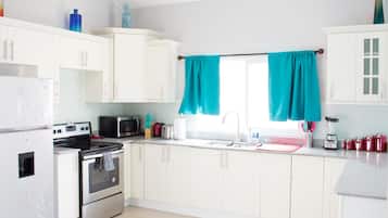 Signature Villa, 3 Bedrooms, Non Smoking | Private kitchen | Full-size fridge, microwave, oven, stovetop