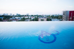 A swimming pool with a cityscape in the background. - 20 South Kingston Luxury Apartment (Kingston)