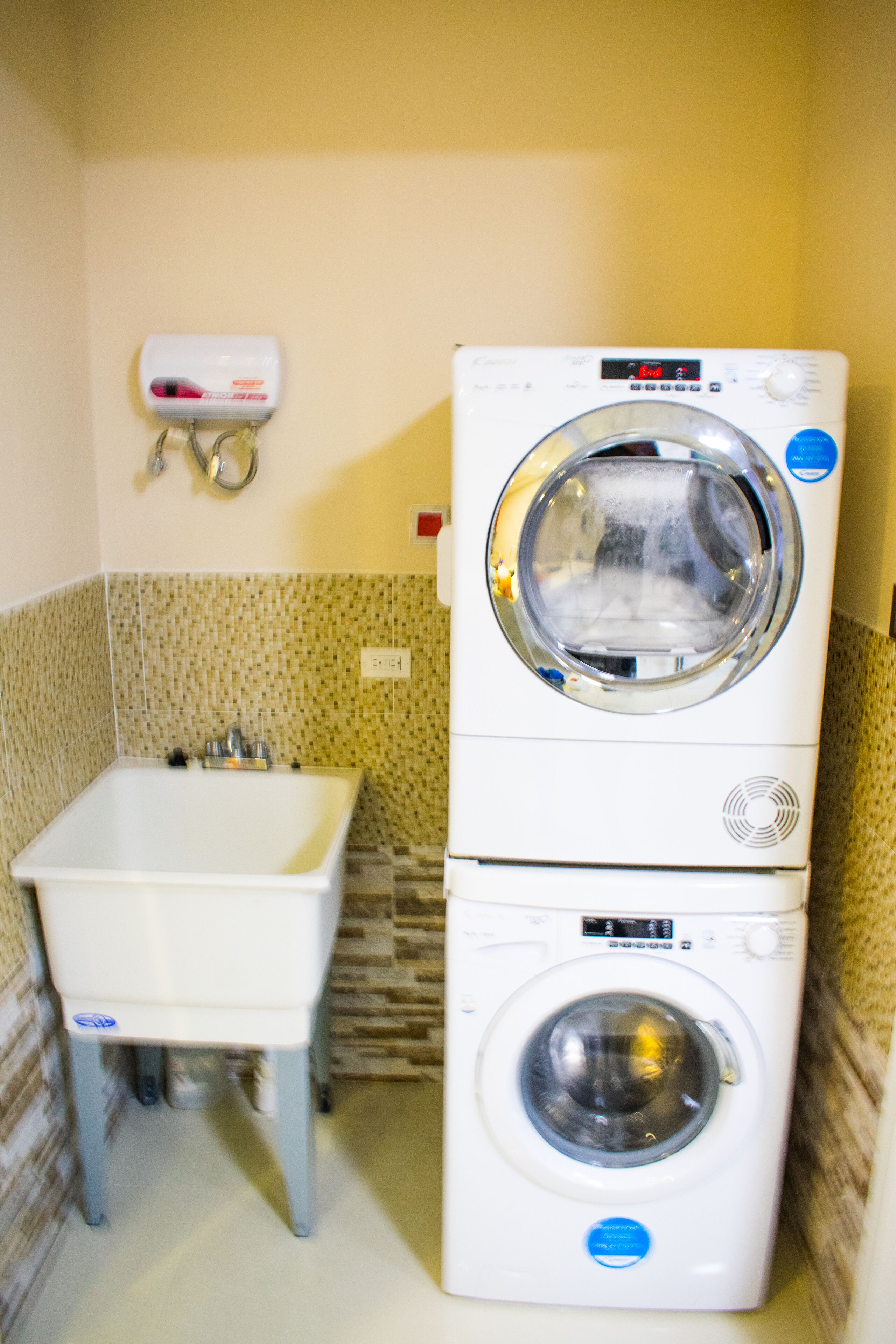 luxury apartment, 1 bedroom, non smoking | laundry
