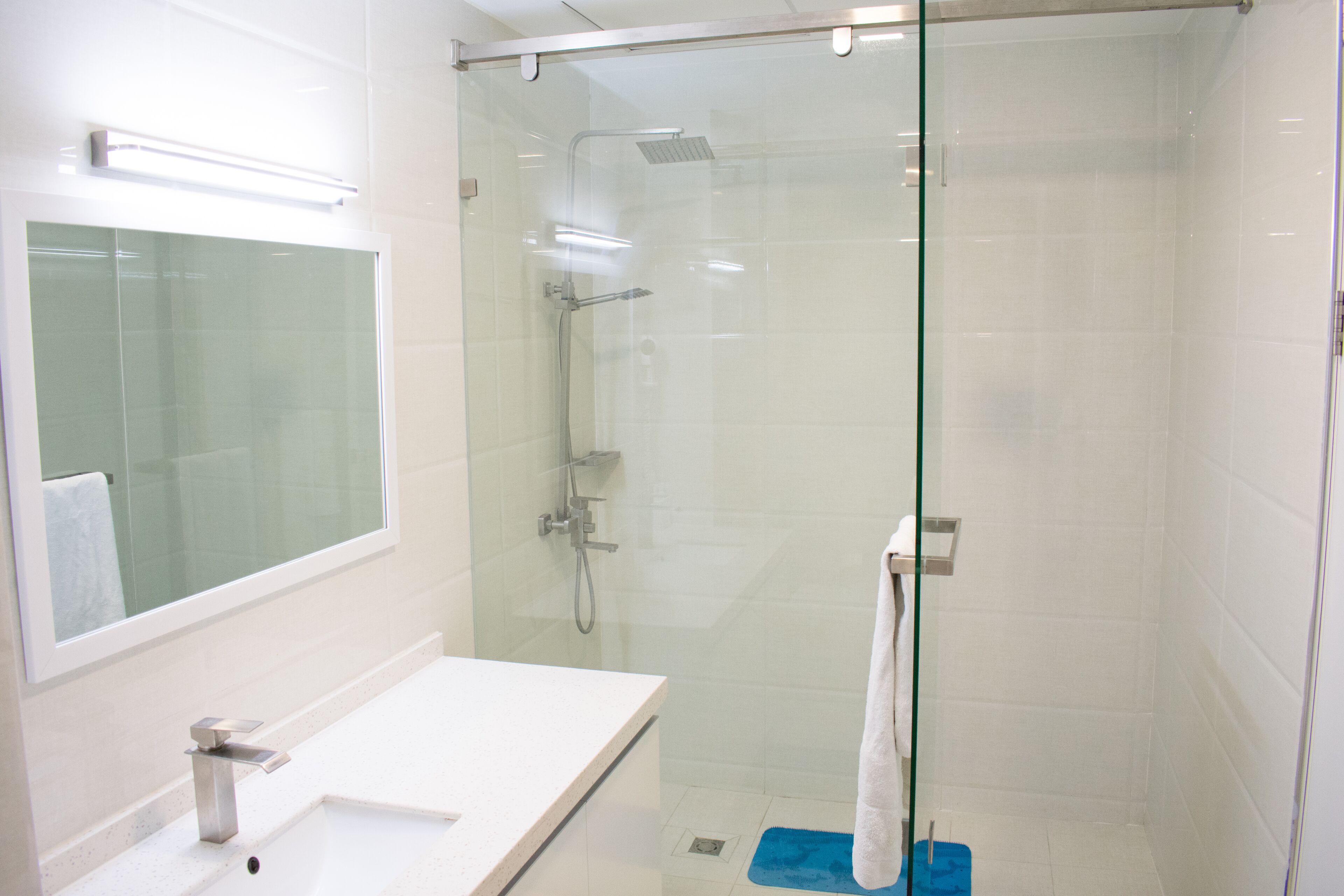 luxury apartment, 1 bedroom, non smoking | bathroom | combined shower/bathtub, free toiletries, hair dryer, towels