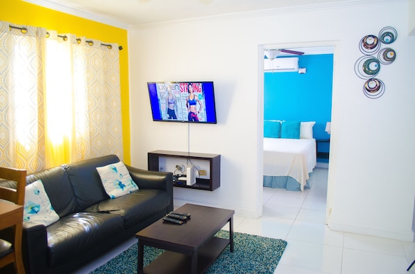 City Apartment, 2 Bedrooms, Non Smoking, Kitchen | Living area | 50-inch flat-screen TV with cable channels, TV, DVD player - Centrally located Oakland Guest Apartment II (Kingston)