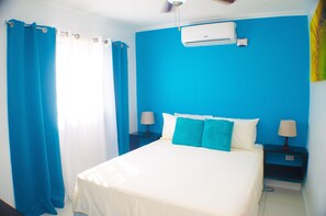 Egyptian cotton sheets, premium bedding, in-room safe - Centrally located Oakland Guest Apartment II (Kingston)