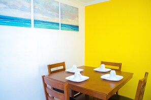 In-room dining - Centrally located Oakland Guest Apartment II (Kingston)
