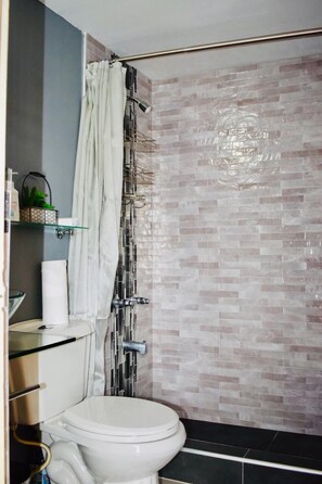 Appartement Affaires, 1 chambre, non-fumeur, vue sur le jardin | Salle de bain | Ensemble baignoire-douche, articles de toilette (gratuits)