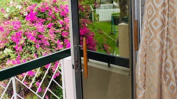 Apartamento empresarial, 1 quarto, para não fumantes, vista para o jardim | Sacada