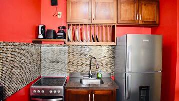 Apartamento empresarial, 1 quarto, para não fumantes, vista para o jardim | Cozinha privada | Geladeira grande, micro-ondas, fogão, cooktop