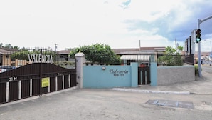A gated entrance with a sign reading "Valencia 109-111". - Kingston Guest Apartment At Valencia (Kingston)