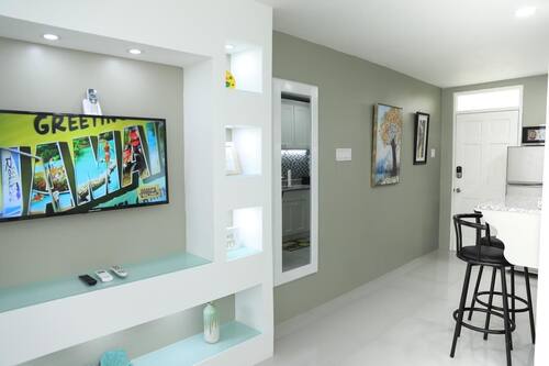 Televisión de pantalla plana de 50 pulgadas con canales por cable